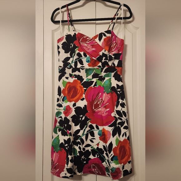 B Smart Red Floral Mini Dress with Sweetheart Neckline — Vibrant & Flirty! - Picture 2 of 4